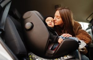 Foteliki Joie – dlaczego rodzice tak chętnie wybierają je dla swoich dzieci? fotelik samochodowy