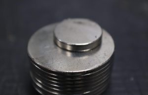 Jak magnesy ferrytowe płytkowe i magnesy neodymowe płytkowe znajdują zastosowanie w domu, biurze i nowoczesnym przemyśle? mages