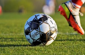 Dlaczego tempo podań decyduje o dominacji w środku pola? Mechanika szybkiej gry