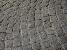 Jak szorowarki do kostki brukowej do podłóg pomagają szybciej zadbać o czystość różnych nawierzchni? kostka brukowa