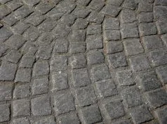 Jak szorowarki do kostki brukowej do podłóg pomagają szybciej zadbać o czystość różnych nawierzchni? kostka brukowa