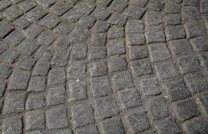 Jak szorowarki do kostki brukowej do podłóg pomagają szybciej zadbać o czystość różnych nawierzchni? kostka brukowa