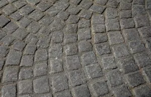 Jak szorowarki do kostki brukowej do podłóg pomagają szybciej zadbać o czystość różnych nawierzchni? kostka brukowa