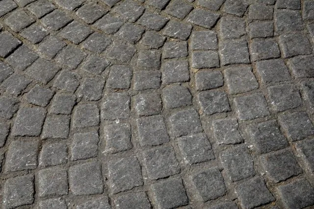 Jak szorowarki do kostki brukowej do podłóg pomagają szybciej zadbać o czystość różnych nawierzchni kostka brukowa